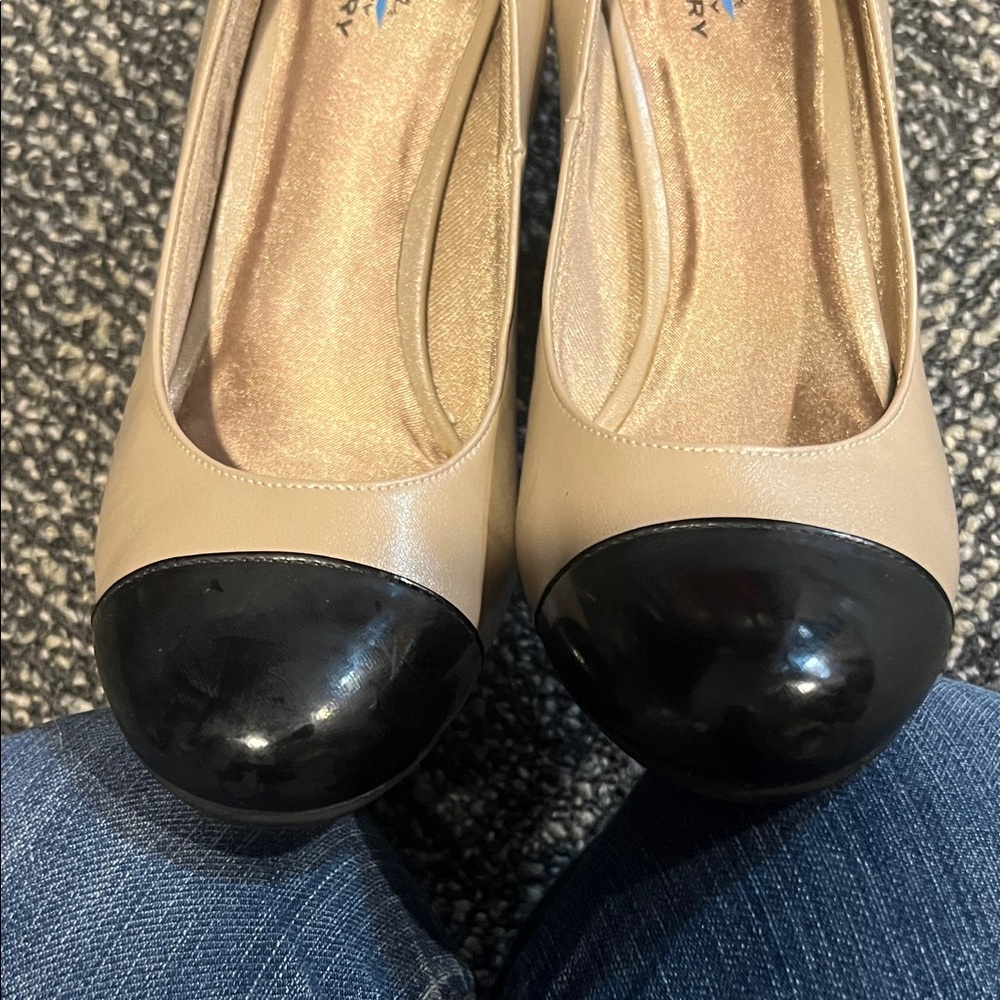 Life Stride Beige and Black Heels - Picture 9 of 9